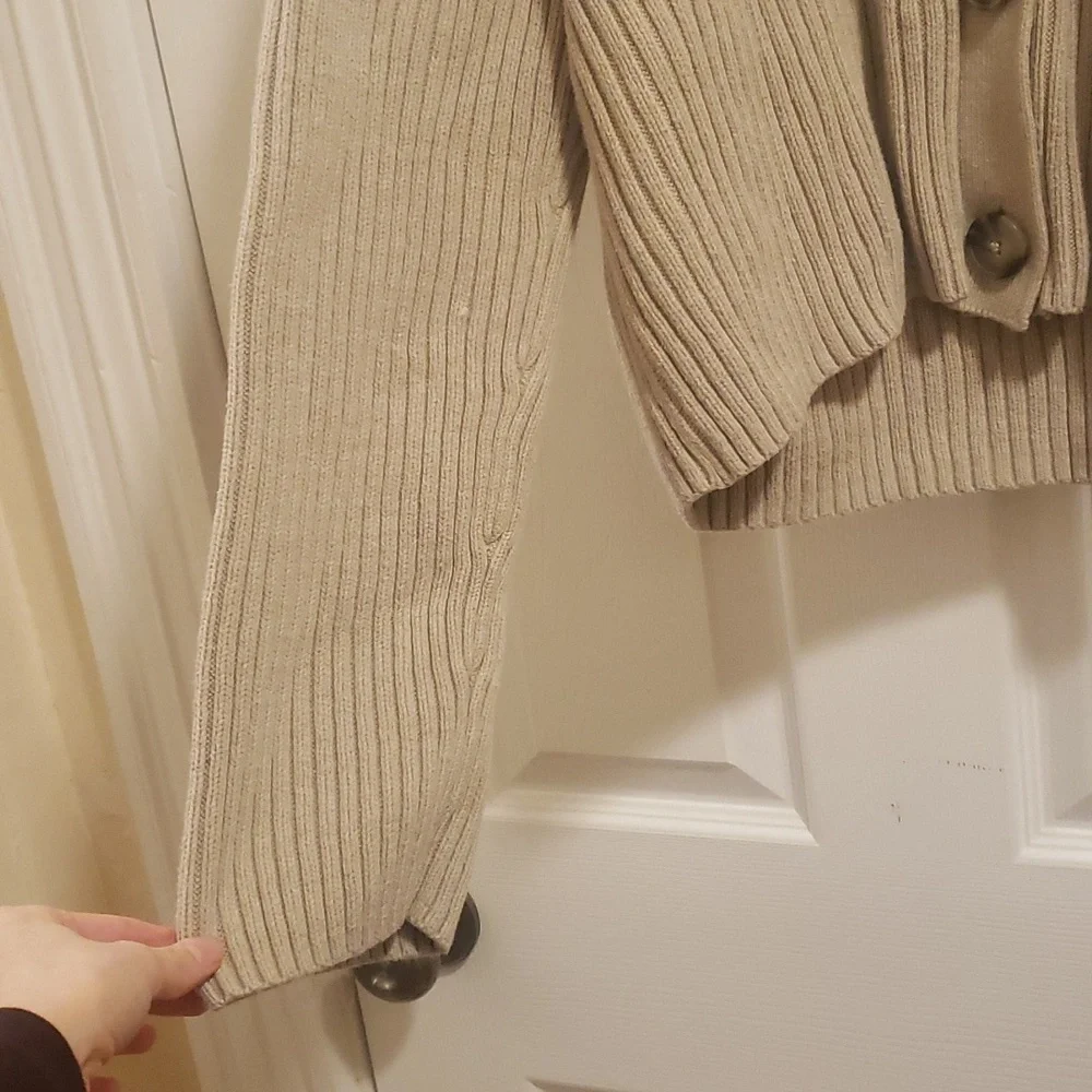 H&M Beige Ribbed Button-Front Cropped Cardigan - Picture 2 of 6